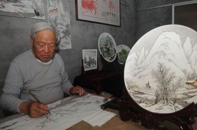 匠心繪瓷盤，八旬老人榮膺山東省特級陶瓷藝術大師
